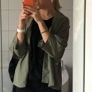 Skjorta - Härlig skjorta utan knappar. Passar att ha över en fin topp. Ärmarna är lite ”puffiga”. Köpt i Danmark, men inte riktigt min stil💕