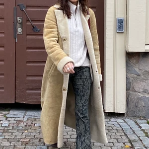 Kappa i fårskinn strl M - Kappa i fårskinn från Massimo Dutti, lite skavanker och fläckar här o var pga så känsligt material. Köpt second hand! Strl M o sitter såhär på mig som är xs-s 🤍