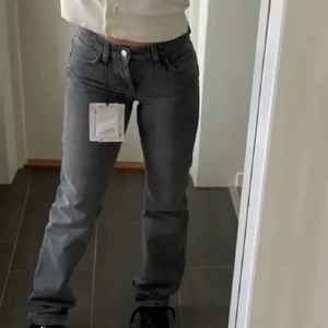 Zara jeans - Säljer dessa super snygga byxor från zara. De är slutsålda och väldigt eftertraktade. De är low waisted.  Bilden är lånad. Aldrig använda💗💗buda!!!