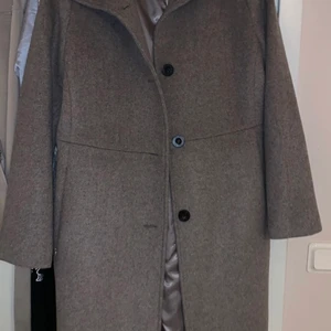 Elegant kappa dam - Säljer nu min fina kappa eftersom den vart för liten. Den är i nyskick och passar fint till en utekväll i djurgården. Storleken på jackan är L, inga fel eller skador förekommer.