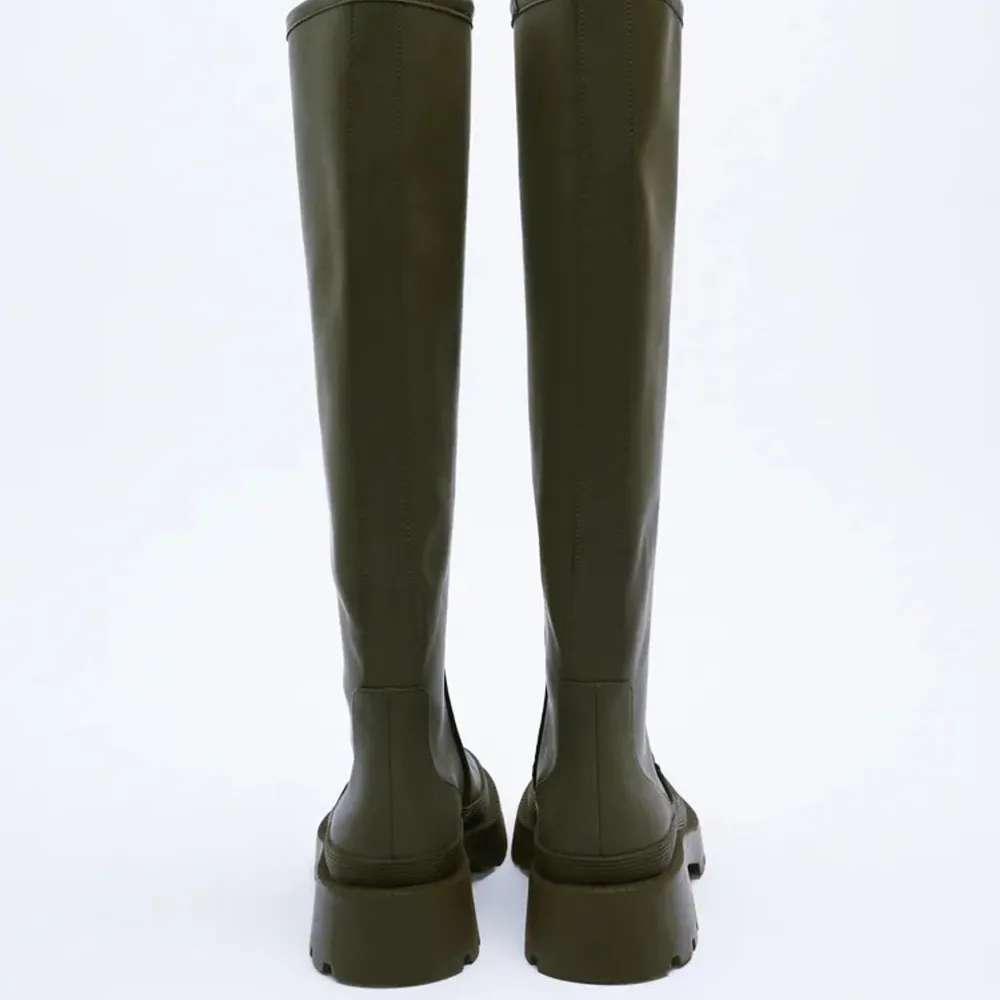 Knappt använda, militär gröna boots från zara. Slutsålda i butik och på hemsidan. Säljes pga fel storlek, STL 38. Sjukt snygga, höga till knäna och passar till alla årstider🤩 Ny pris 599 kr. Skor.