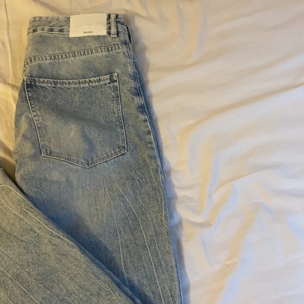 Jag säljer ett par skit snygga jeans från bershka i modellen straight och har storleken 42/Xl men byxorna är väldigt små i storleken så dom passar som 40/L.  Jag har bara använt dessa jeans 1 gång men säljer dom pågrund av att dom va för stora för mig. Hör av dig om due intresserad❤️. Jeans & Byxor.