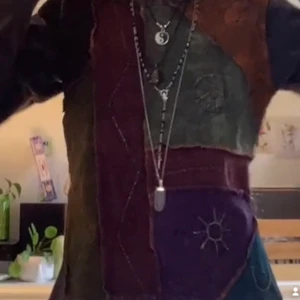 hippie tröja - 120kr + frakt eller mötas. storlek M/S beroende på hur man vill att den ska sitta! jättesöt <33