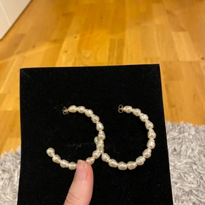 Örhängen - Fina pärlörhängen från HM. Det är silverfärgade och aldrig använda❣️ 