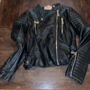 Jacka - Storlek 38 men mer som 36. I nyskick. Fraktpris beror på om du vill ha spårbart eller inte. Samfraktar med övriga annonser 