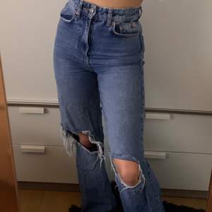 Blå jeans med slitningar, väldigt bra i längden då dom är långa! Nästan aldrig använda. ☺️