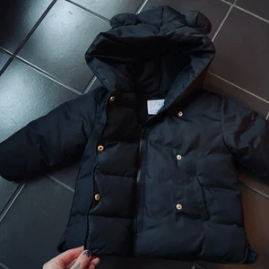 Dunjacka zara - Sötaste dunjackan (50%dun 50%fjäder) från Zara i storlek 86 (stor i storlek) så passar även 92. Den är helt oanvänd.