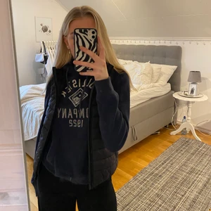 Väst ifrån Everest storlek 140 - Säljer denna svarta västen från Everest för 60kr, den är i storlek 140 men passar mig som vanligtvis bär XS/S, den är alltså ganska stor i storleken🔥 den är helt ny och aldrig använd😊