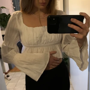 Söt topp - En vit söt topp i storlek small, ALDRIG ANVÄND. 50kr + 51kr frakt