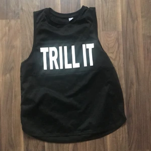 Topp - Träningsstopp som jag ej vet märke ifrån. I storlek M och sitter oversized och skönt på mig som har XS/s. Unik och cool rränungtopp som är luftigare fetstil den har små hål i hela tröjan!💜