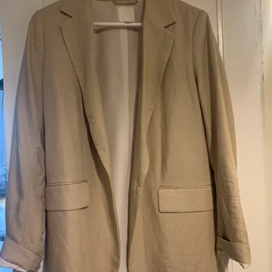 Blazer  - Beige snygg blazer! Köpt på plick men inte kommit till användning, från H&M