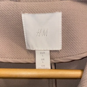Beige Dam Kappa - Jag säljer min fina kappa från hm, säljer den enbart då den inte funkar. St L 