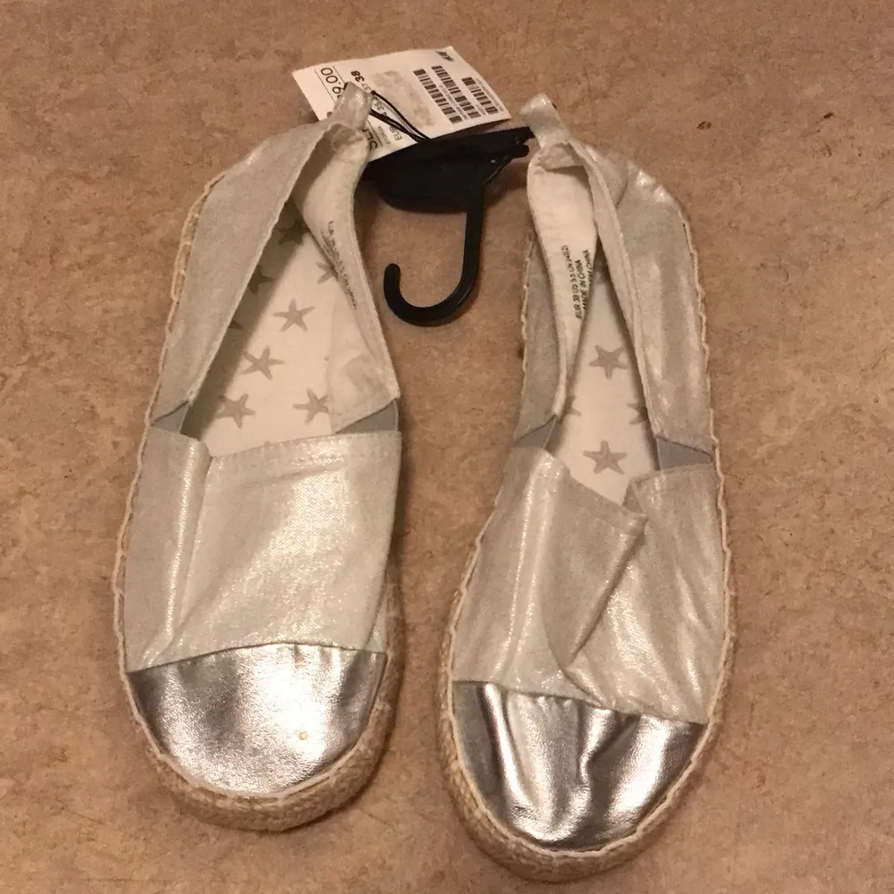 Flat sko, glittriga silver färg , tyg passar bra till dans /fest eller sommar tiden. Aldrig använt , storlek 38 , nypris (129 kr) säljer för 95. Skor.