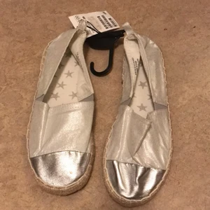 Flat sko, helt ny aldrig använt  - Flat sko, glittriga silver färg , tyg passar bra till dans /fest eller sommar tiden. Aldrig använt , storlek 38 , nypris (129 kr) säljer för 95