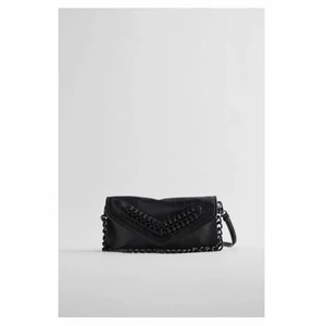 Zara väska - Säljer denna ass coola väskan från zara, som har en fin detalj på väskan❤️‍🔥 kommer tyvärr inte vill användning, därför sälja den! Super bra skick, och man får med ett kortare kedjeband och ett längre band🥰 köparen står för frakt!