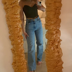 Zara wide leg 💙 - Höstens snyggaste jeans!! Från zara och i modellen wide leg 💙 storlek 36 och passar mig perfekt som är 170 cm. Skriv privat för fler bilder!!