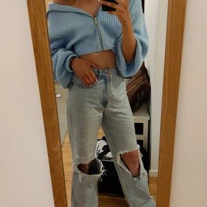 Stradivarius highwaist  - Jättefina Stradivarius highwaist jeans med hål i 💕 Kommer inte till användning längre tyvärr :/ Är 173cm, har storlek 36 och de passade mig jättebra ☺️ Kan mötas om du bor i Stockholm 💕