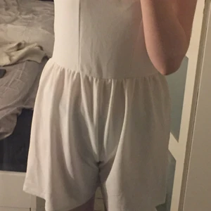 Somrigt klädesplagg  - Väldigt fin men lite förliten för mig så min kompis fick modella denna, det är ett ganska tunt tyg o helt klart luftigt på sommaren!