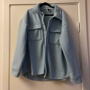 Ljusblå jacka - Trendig ljusblå jacka från Gina tricot som tyvärr inte kommer till användning. Storlek L så jag har haft den lite oversize. Frakt tillkommer 