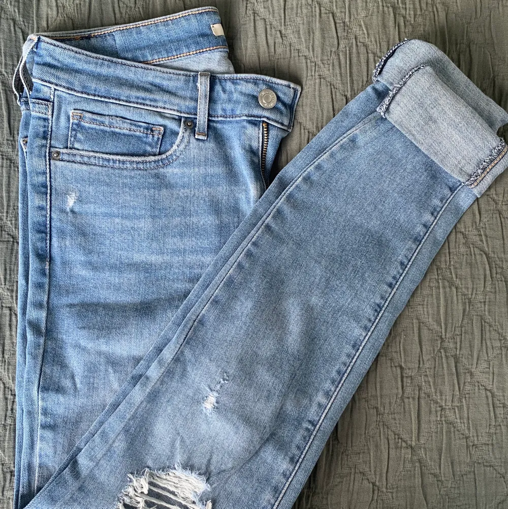 Snygga Levis jeans med ljus tvätt och slitning på ena knät. Storlek 28 i modellen skinny fit, regular waist. Jag tycker de är snygga uppvikta men går självklart att vika ner det om man är längre. Skriv för fler bilder . Jeans & Byxor.