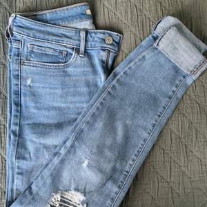 Snygga Levis jeans med ljus tvätt och slitning på ena knät. Storlek 28 i modellen skinny fit, regular waist. Jag tycker de är snygga uppvikta men går självklart att vika ner det om man är längre. Skriv för fler bilder 