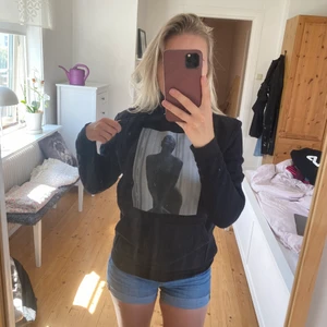 Hoodie The Cool Elephant - Snygg hoodie från The Cool Elephant. Använd Max 5 gånger så den är i fint skick. Kan skickas mot att du står för frakten. 