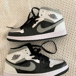 Jordans - Skitsnygga Jordans i mid-modell som passar till alla outfits men är tyvärr är för små för mig!! Använda fåtal gånger, nästan nyskick. Köparen står för frakten 📦 !Budgivning!