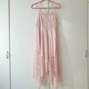 Rosa spets klänning - 🧚🏻‍♀️FÖRST TILL KVARN!🧚🏻‍♀️ Drömmig rosa klänning som är perfekt för sommaren. Klänningen är asymmetrisk i fin spets. Strl 34, passar 36. Pris: 160 + frakt🌸