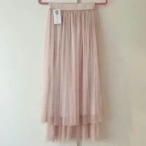 Helt ny jättefin kjol i grädd-rosa med två volang lager. Den har en under kjol, så ej genomskinlig🤗💕 Spontan köp, säljer vidare till en älskande ägare. Nyskick🧚🏻‍♀️ Pris: 170 + frakt