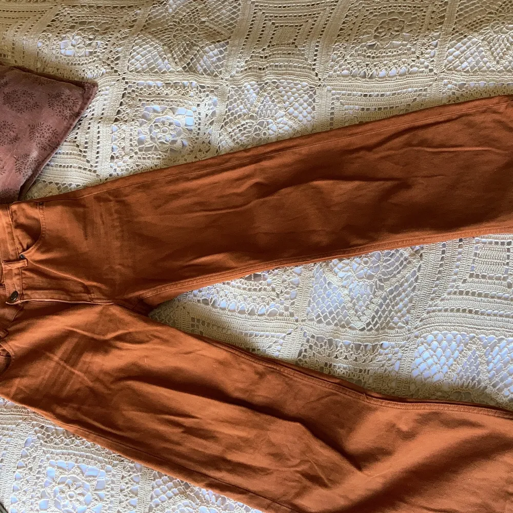 Ett par rostbruna/tegelstensfärgade vida jeans från monki i modellen Yoko. De har tyvärr blivit för små för mig, men är så jävla snygga. Hör av dig om fler bilder!. Jeans & Byxor.