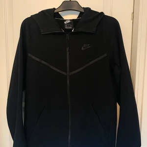 Nike tech fleece kofta - Bilden är lånad fast koftan ser exakt likadan ut, men de bara att skriva till mig om ni skulle vilja ha fler bilder. Säljer den endast för den knappt kommer till användnig haha!