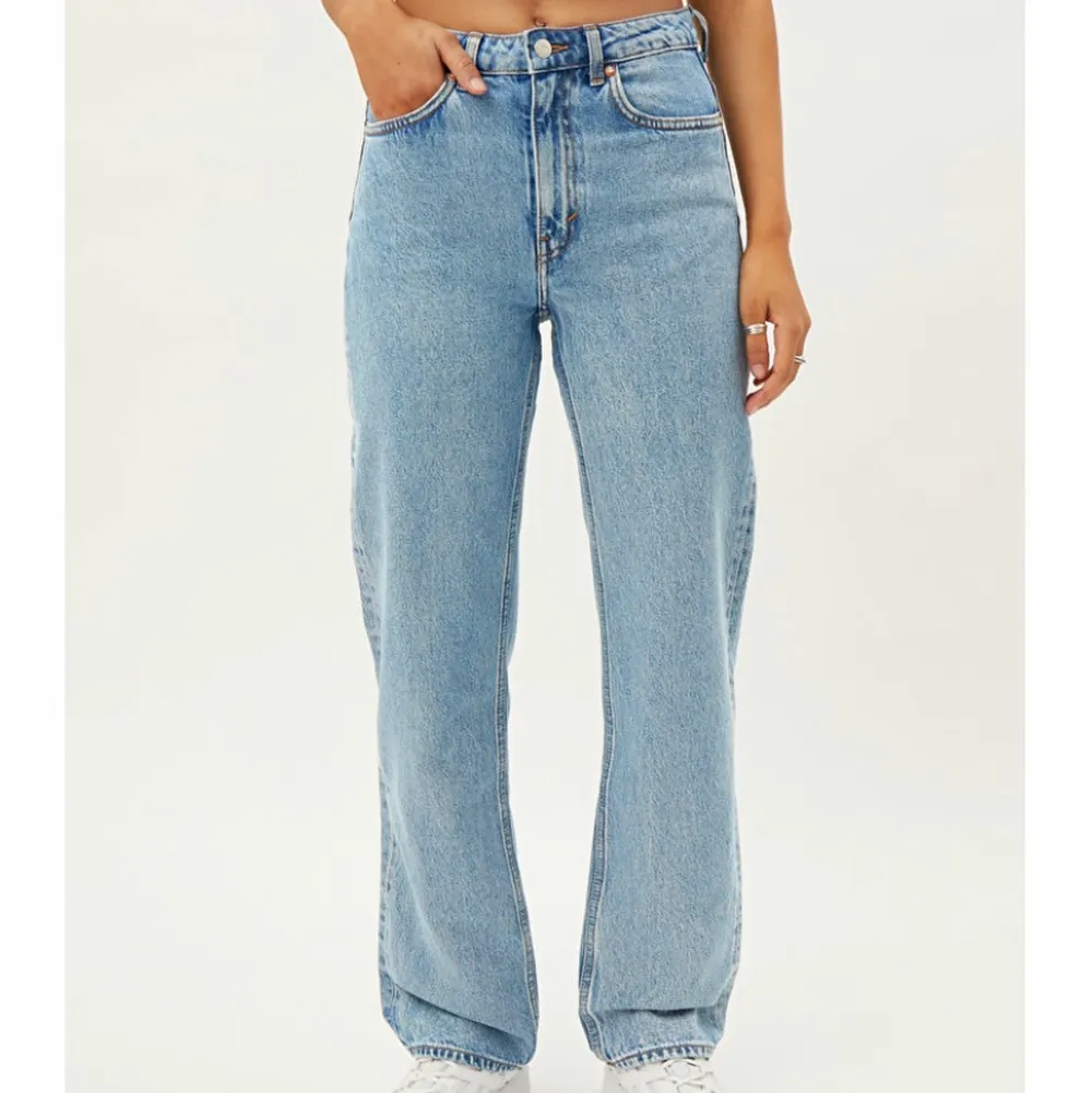 Säljer nu dessa jeans från weekday i storleken 25/32. I ett bra skick men tyvär för korta för mig. Jeans & Byxor.