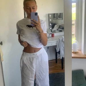 T-shirt - Snygg t-shirt som är lite högre i kragen. Köpt från NAKD. Köparen står för frakt 😙