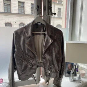 Silver jacka - Skit cool jacka som är i passformen 36/38, den passar jättefint till en lång klänning, kjol eller jeans✨ köparen står för frakten.