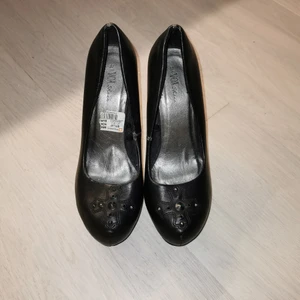 Klackar - Klackar som är använda 1 kväll. Slitna pågrund utav att dom legat i flytt kartong med massa andra saker. Säljes billigt pågrund utav skada man kan se på bild. 