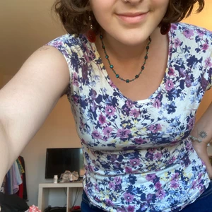 Härlig blommig sommar t-shirt! - Säljer denna jättefina t-shirt som inte riktigt är min stil längre. Köparen betalar för frakten. Ha det bra💕