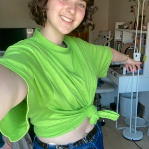 Luftig grön t-shirt  - Säljer denna härliga nästan neongröna t-shirt. Den är XL men passar och folk som gillar oversized! Frakten betalar köparen💕🥰