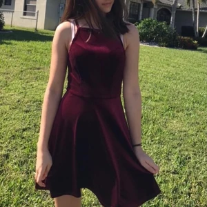 Vinröd klänning  - En vinröd klänning, modell: skaterdress. Jättefint skick. Strl XS men passar även S pga stretchigt material. 