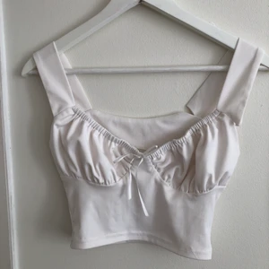 Vit topp 🤍 - Så söt vit topp som är som ny 🤍 Köpt här på plick, har en liten skada på ena axeln men det är lätt åtgärdat med nål och tråd