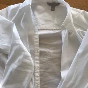 Säljer denna vita skjortan från h&m då jag aldrig andvänt den. Säljer för 50kr! Kan skickas om köparen står för frakt! Tvättar självklart alltid kläderna innan jag skickar dom!💘💘