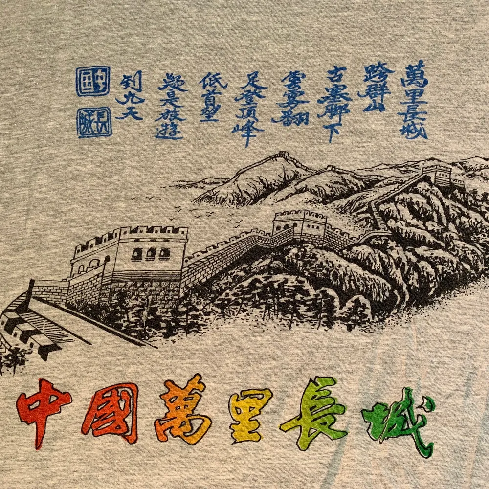 Cool tisha med kinesiska muren-tryck! Säljer då den inte kommer till användning. Köparen står för frakt, kontakta för frågor/bilder!💘. T-shirts.