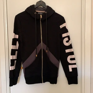 Elly Pistol Tröja - Snygg tröja från Elly Pistol. Använd fåtal gånger, nyskick. ✨ Passar M också beroende på hur man vill att den ska sitta. 🦋🥰😍