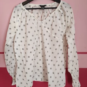 Vit långärmad tröja - Vit långärmad tröja med snäva ärmar. Sparsamt använd. Hund finns i hemmet