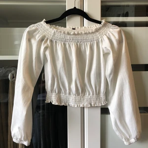 Vit Off Shoulder Topp - Söt off shoulder topp i nyskick (använd 1 gång). Storlek XXS men skulle säga att den passar XS-S. Går såklart jättebra att använda bygellös bh under, eller inte (som jag 🙃). Lapparna i bak är borttagna då de kliade. Kan mötas i Uppsala eller skicka (frakt 45kr), SafePay godtas. Se fler fina kläder i min profil.