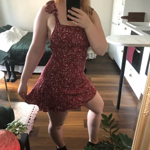 Röd Blommig Klänning - Blommig sommarklänning i nyskick (aldrig använd) med söt knytdeltalj i ryggen. Beställd från Zaful. Säljer då den är lite för avslöjande för min smak. Kan mötas i Uppsala eller skicka (frakt 45kr + 15kr kostnadstillägg om SafePay önskas). Se min profil för fler fina kläder.