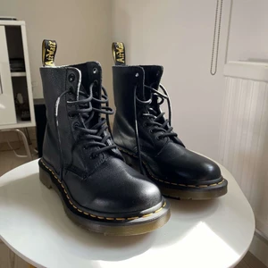 Dr Martens (Pascal Virginia, black) - Använda endast en gång och är i mycket bra skick, orginalpris 2000kr. Skorna är i storlek 37 