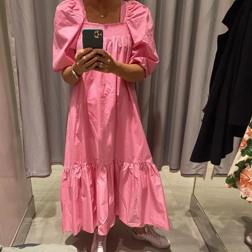 Säljer min fina Rosa puffärmade klänning på grund av att den är för stor. Oanvänd, har bara prövat den 1 gång. 🍋🌼⚡️💛 Storlek S från H&M 🤍🤍🤍 OBS de 2 sista bilderna är lånade bilder från Instagram. Klänningar.