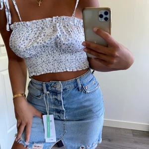 Topp och kjol  -  Säljer både topp och kjol. Kjol 200kr storlek 36 och topp 120kr storlek xs/s 