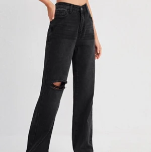 Svarta Jeans! - Svarta jeans🛹                                                         Från: Shein.                                                           Orginal pris: 239kr Mitt pris: 150kr ”Går att pruta”.  Storlek: Xs Högmidjade! 