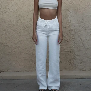 Linnebyxor från A-dsgn - Skitsnygga linnebyxor från a-dsgn i storlek S. Har dragit av lappen men de är i övrigt helt oanvända. Säljer för att jag hittat en annan typ av linnebyxor som jag gillar bättre. Men dessa är jävligt snygga också, rätt långa i benen vilket är nice för oss lite längre (jag är 173) 🤩🤩